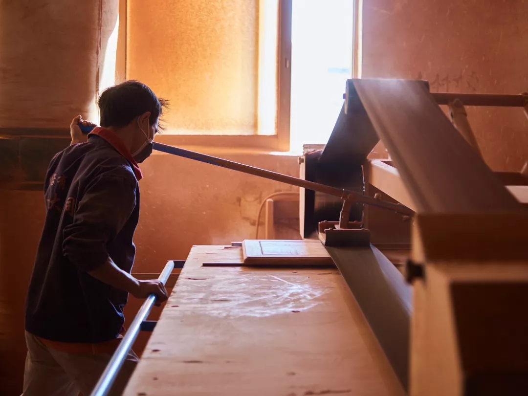 雅宋紅木工廠正在制作家具