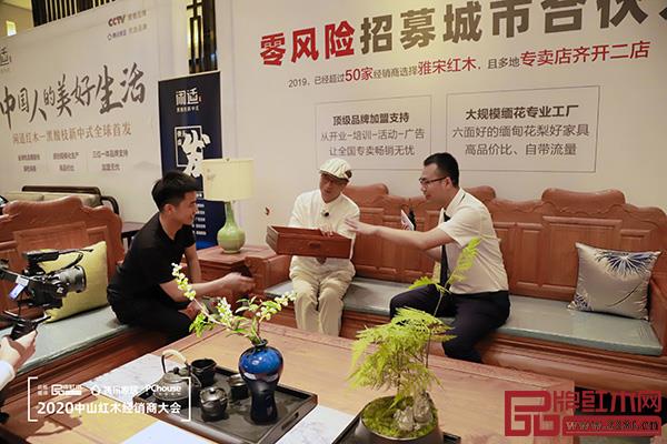 國(guó)務(wù)院特殊津貼專家、清華大學(xué)家具設(shè)計(jì)高研班講座教授、意大利米蘭多莫斯設(shè)計(jì)學(xué)院訪問(wèn)學(xué)者、當(dāng)代中式美學(xué)生活方式研究學(xué)者彭亮（中）從美學(xué)角度為觀眾介紹雅宋產(chǎn)品