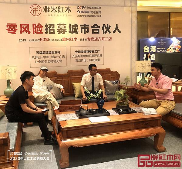 全聯(lián)藝術(shù)紅木家具專業(yè)委員會(huì)執(zhí)行會(huì)長(zhǎng)、紅木資深媒體人、騰訊家居紅木、品牌紅木總編林偉華（右）在直播中講述雅宋紅木的品牌優(yōu)勢(shì)
