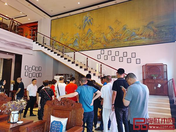 經(jīng)銷商們走進(jìn)雅宋紅木展廳，零距離感受雅宋紅木“六面好”的精品工藝