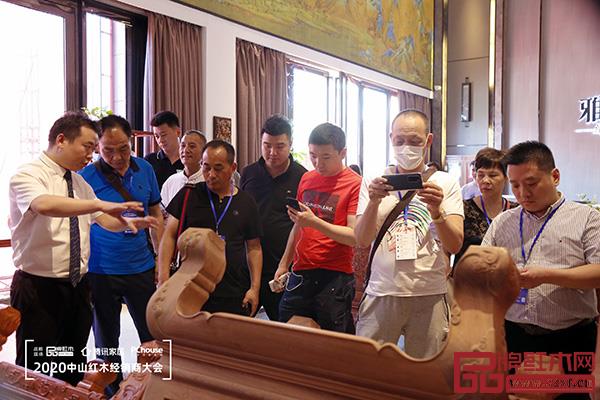 經(jīng)銷商們走進(jìn)雅宋紅木展廳，零距離感受雅宋紅木“六面好”的精品工藝