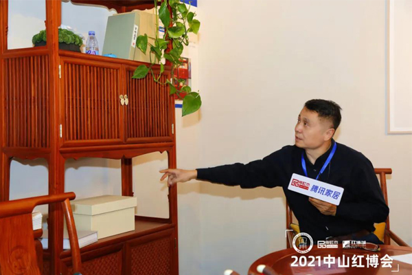 明式家具研究學(xué)者張輝蒞臨雅宋紅木展廳，點評雅宋紅木《宋式書柜》