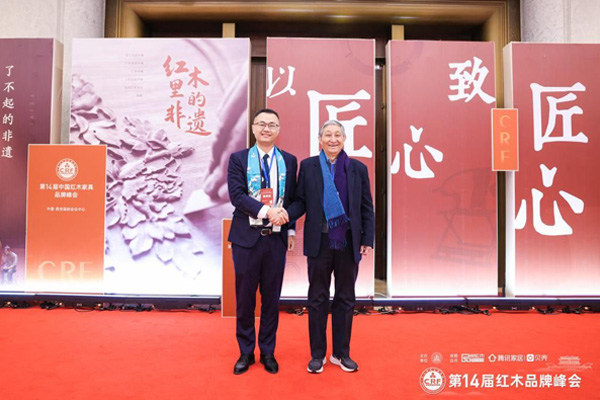 全聯(lián)藝術紅木家具專業(yè)委員會專家顧問、故宮博物院文?？萍疾吭魅尾莒o樓，雅宋紅木總經(jīng)理竇琦柳合影